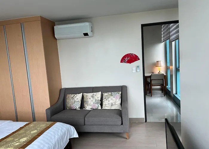 One Uptown Sw14m 9th Avenue St * Manila