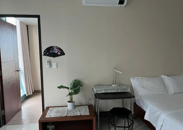 One Uptown Sw14m 9th Avenue St * Manila